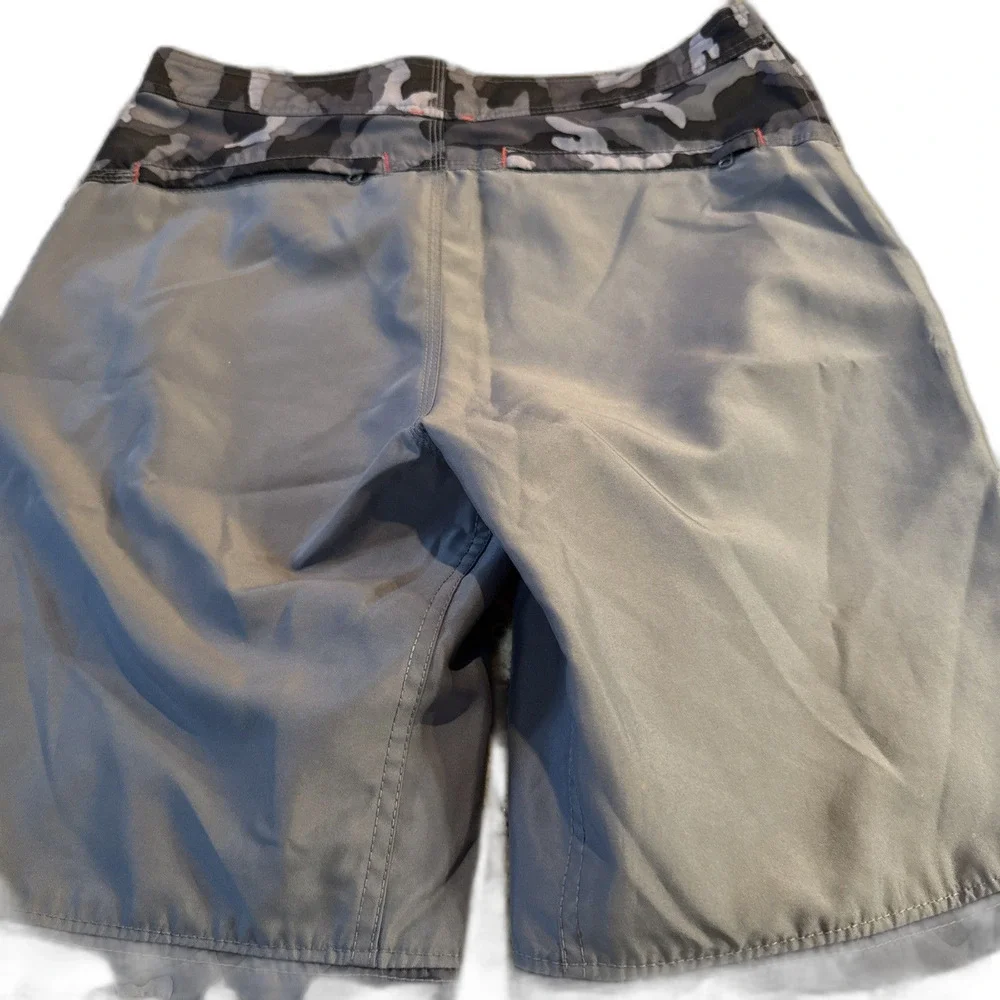 North face Shorts Men’s Gray Front Camo Sides Hiking Size 32‎